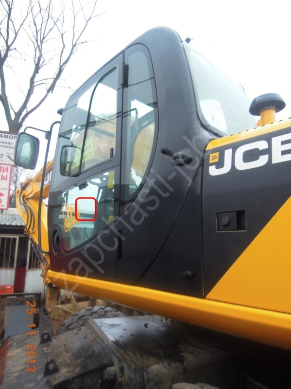 JCB JC 220  Стекло левой двери  с шелкографией, с вырезом под форточку и отверстиями под упор